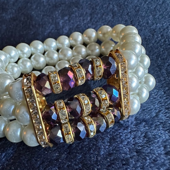 Beautiful faux pearl bracelet with purple hue jewels Stylish  and timeless. - Picture 3 of 6